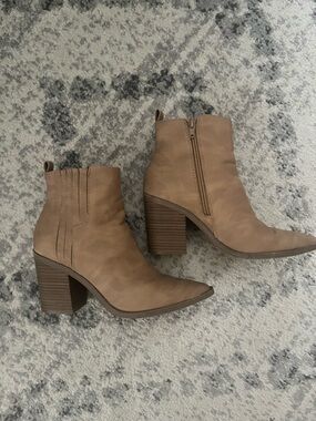 Women’s 7.5 Universal Thread tan zipper bootie